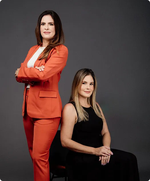 Duas mulheres em estúdio fotográfico