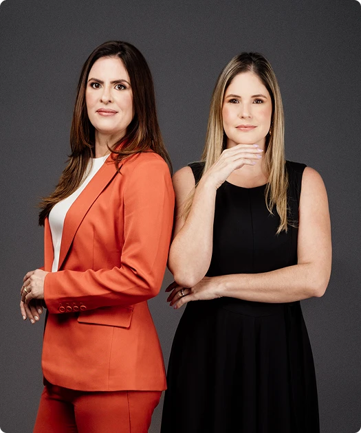 Duas mulheres em estúdio fotográfico