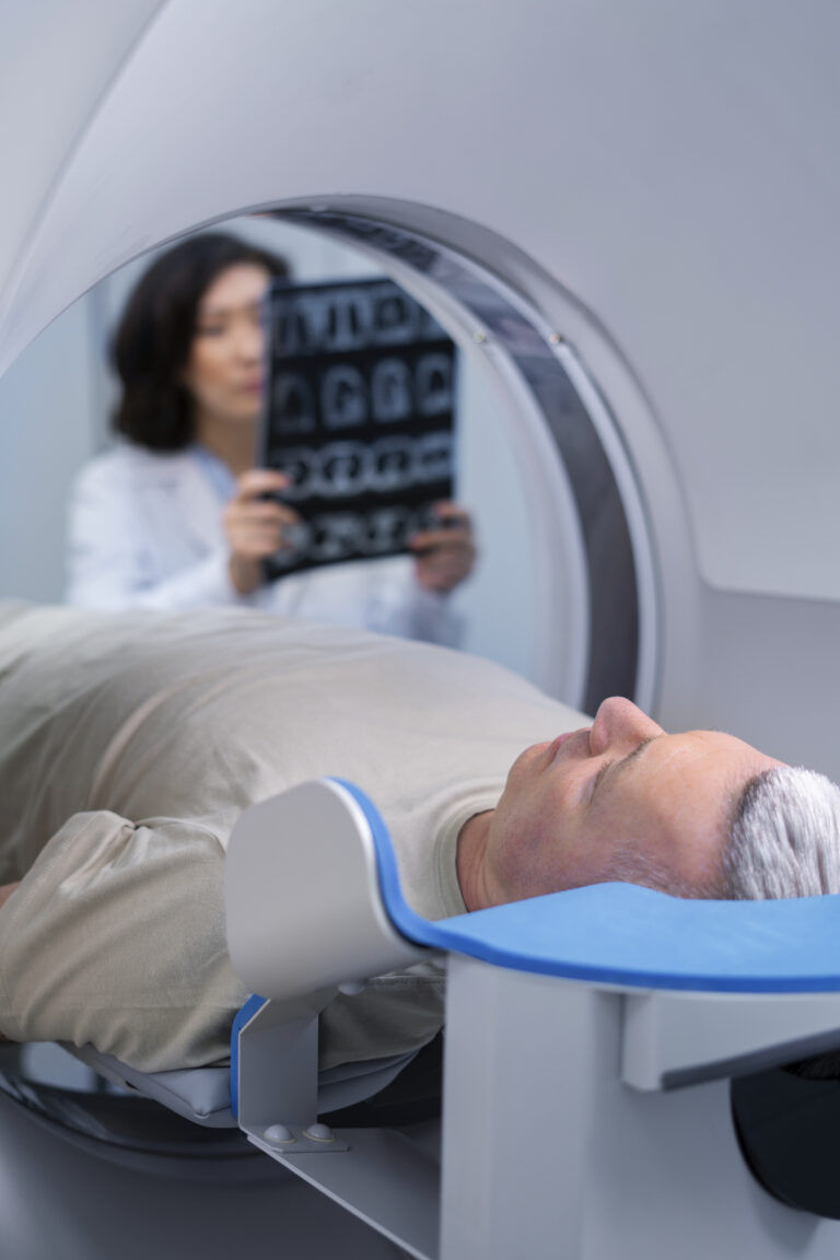 Médico ajustando equipamento de tomografia para paciente, ilustrando a importância de garantir cobertura de exames essenciais pelos planos de saúde, mesmo em casos de negativa.