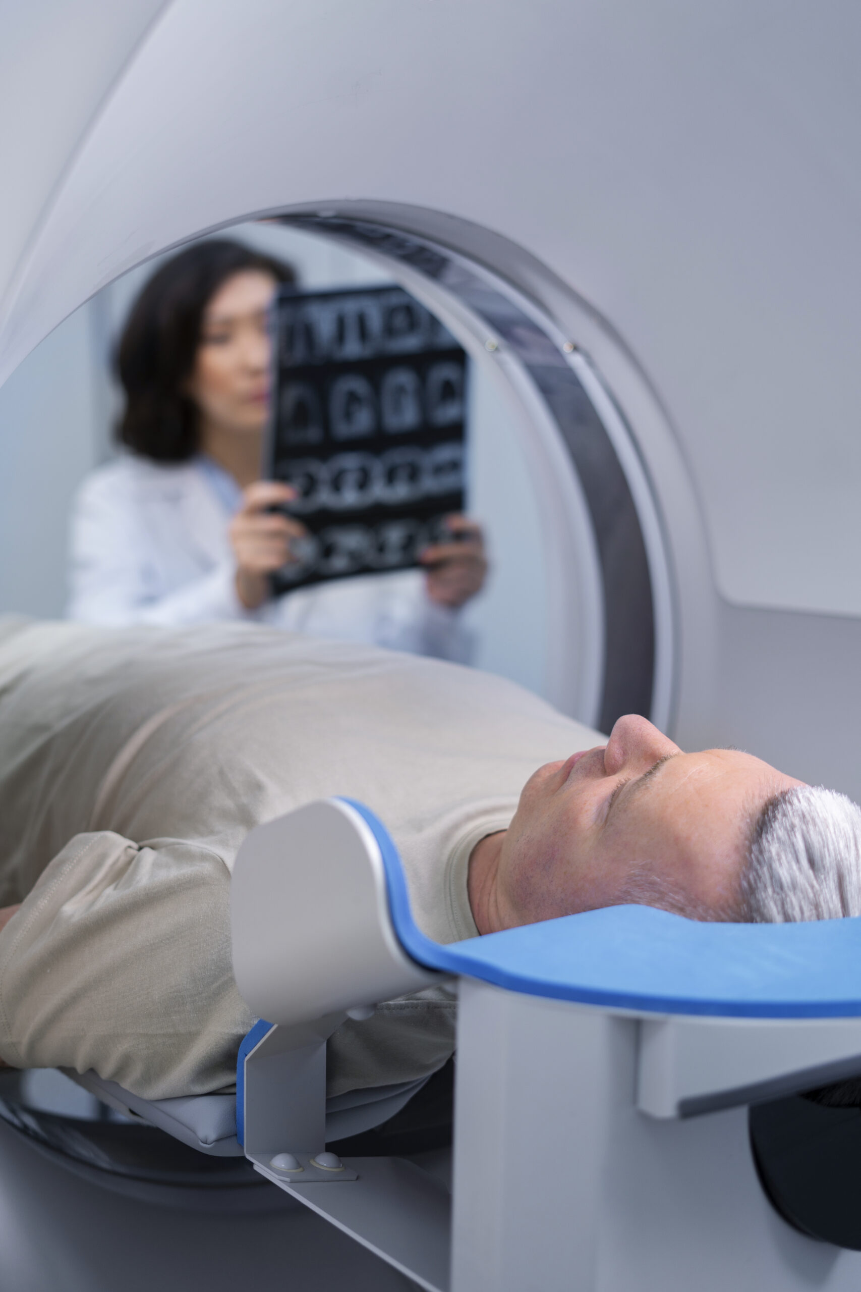 Médico ajustando equipamento de tomografia para paciente, ilustrando a importância de garantir cobertura de exames essenciais pelos planos de saúde, mesmo em casos de negativa.