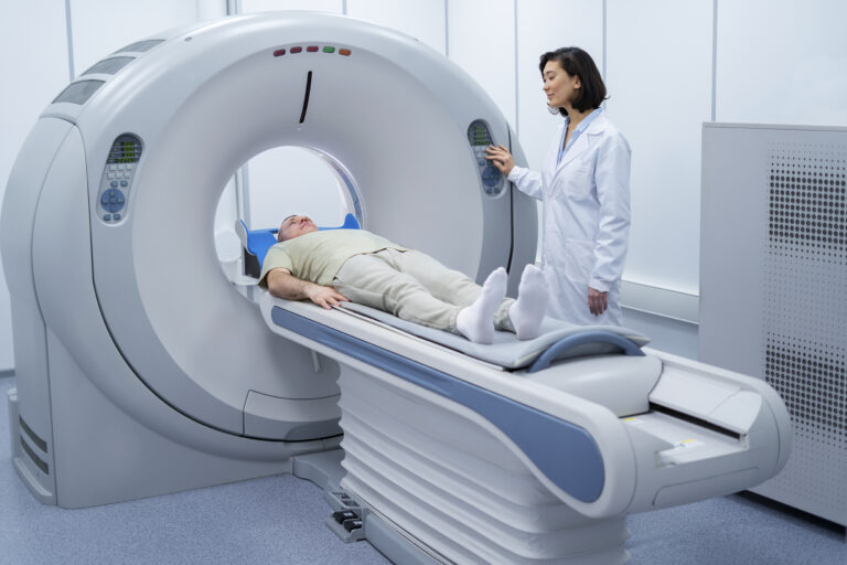 Paciente realizando exame de PET-CT para diagnóstico de câncer com cobertura pelo plano de saúde