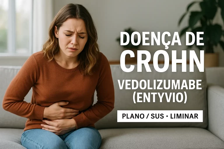 Mulher com dor abdominal segurando a barriga, ilustrando o impacto da Doença de Crohn e o direito ao tratamento com Vedolizumabe (Entyvio) mesmo após negativa do plano de saúde ou SUS.
