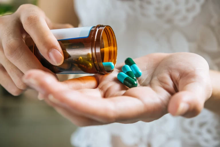 Medicamento e receita médica sobre mesa de paciente, simbolizando tratamentos domiciliares prescritos por médico que podem ter cobertura obrigatória pelo plano de saúde mesmo fora de hospital.