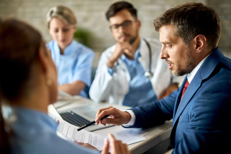 Advogado e médicos falando sobre o reajuste de plano de saude quando e abusivo