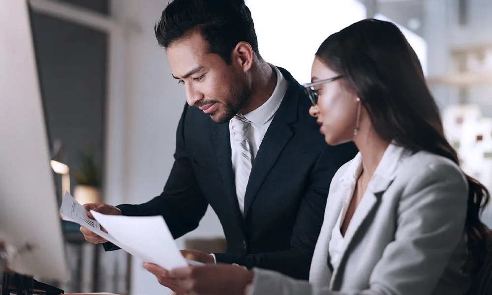 Entenda como as novas regras fiscais podem influenciar a tributação de serviços hospitalares e o direito do paciente A reforma tributária tem sido um dos temas mais falados no cenário jurídico e econômico brasileiro. Com a promulgação da Emenda Constitucional nº 132/2023, a implementação do novo modelo está prevista para começar em 2026, com um período de transição que se estende até 2033. Embora grande parte das discussões se concentre nos efeitos gerais, questões como o direito do paciente devem ser consideradas à luz dessa mudança na tributação de serviços hospitalares. Afinal, alterações no sistema de impostos podem influenciar desde o financiamento do serviço público e a disponibilidade de médicos ou medicamentos até o custo dos convênios e de itens essenciais. Portanto, compreender como isso pode alterar a tributação dos serviços hospitalares, de consultas, de remédios etc., com redução de alíquota ou isenção de impostos, é central, visto que o equilíbrio financeiro do setor reflete diretamente na necessidade de medidas para garantir o direito do paciente. Na prática, o novo regime pode levar a um aumento na judicialização, se planos de saúde ou o SUS restringirem seu atendimento para preservar seus orçamentos ou aumentar suas margens de lucratividade. Ao longo deste conteúdo, explicamos como essa transformação fiscal pode influenciar o sistema de saúde brasileiro, os reflexos na tributação dos serviços hospitalares e congêneres, bem como isso atinge o direito do paciente. Confira! Se você quer entender como as mudanças tributárias podem impactar seus direitos, contar com orientação profissional é fundamental para identificar riscos e aproveitar oportunidades com mais segurança. Afinal, o que muda com a reforma tributária? O modo como a reforma tributária reorganiza a cobrança de impostos pode alterar significativamente a tributação de serviços hospitalares e médicos, de medicamentos ou de insumos, bem como as mensalidades de planos de saúde. Por isso, é preciso compreender que o sistema de saúde opera em uma cadeia de custos interligados. Assim, quando falamos em reforma tributária, estamos discutindo a viabilidade financeira de tratamentos, instalações e equipamentos. A nova estrutura de tributação de serviços hospitalares poderá determinar se uma clínica terá condições de manter tecnologias de ponta ou se o custo tributário forçará o encerramento de certas linhas de cuidado, impactando diretamente o direito do paciente de receber o melhor tratamento disponível. Na prática, tende a influenciar custos operacionais de hospitais, clínicas e laboratórios, afetando diretamente o preço ao consumidor ou ao Estado. Entenda melhor! Como será a reforma tributária? A reforma tributária propõe a substituição de PIS, Cofins, ICMS, ISS e IPI por novos modelos de arrecadação, incluindo o IBS (Imposto sobre Bens e Serviços), a CBS (Contribuição sobre Bens e Serviços) e o IS (Imposto Seletivo), previstos na Lei Complementar nº 214/25 (LC 214) e na Lei Complementar nº 227/26 (LC 227). Essa mudança visa simplificar o sistema tributário brasileiro e reduzir distorções fiscais. No entanto, quando analisamos o impacto na saúde, percebemos que a discussão ultrapassa a questão econômica para envolver o direito do paciente, podendo gerar novos entraves no acesso a terapias já consolidadas. Novas alíquotas para a saúde Um dos pontos centrais da reforma tributária é a definição de quais insumos gozarão de redução de alíquota ou de isenção de impostos. Não à toa, uma vez que o direito do paciente à continuidade do tratamento depende de uma regulamentação que não deixe de fora dessas vantagens itens essenciais. A boa notícia é que a promulgação da Emenda Constitucional 132/2023 trouxe segurança jurídica ao reconhecer a saúde como setor essencial, estabelecendo um tratamento diferenciado que visa mitigar o impacto financeiro sobre o consumidor final e as instituições médicas. Dessa maneira, a nova estrutura tributária prevê uma redução de alíquota em 60%, incidindo sobre uma gama de serviços médicos. Isso abrange desde consultas e exames diagnósticos até internações hospitalares ou atendimentos em fisioterapia, psicologia e fonoaudiologia. Essa redução de alíquota é uma vitória para a manutenção do equilíbrio econômico dos contratos, pois busca evitar que a carga tributária de serviços hospitalares se torne um impeditivo para sua prestação com qualidade. Além da redução de alíquota, a reforma tributária avança ao estabelecer a isenção de impostos, ou alíquota zero, para itens de extrema necessidade social. Atualmente, a regulamentação prevê que vários medicamentos registrados na Anvisa recebam essa isenção de impostos, visando melhorar o direito do paciente a fármacos essenciais.. Essa isenção de impostos estende-se também a alguns dispositivos médicos estratégicos quando adquiridos por órgãos públicos ou entidades filantrópicas, equipamentos de acessibilidade e fórmulas nutricionais indispensáveis para tratamentos prolongados. Portanto, a correta aplicação dessas regras de tributação de serviços hospitalares é o que garantirá que o custo do tratamento não seja repassado de forma abusiva, tanto em atendimentos particulares quanto nas coparticipações de planos ou no financiamento do Sistema Único de Saúde. Ainda assim, o monitoramento dessas alíquotas será fundamental, pois qualquer falha na classificação de um medicamento ou serviço pode resultar em cobranças indevidas, ferindo o direito do paciente e exigindo a intervenção judicial para restabelecer a justiça fiscal. Diante de mudanças que podem afetar o acesso a tratamentos médicos, procurar orientação jurídica pode ajudar a garantir seus direitos. Como isso vai impactar o direito do paciente na prática? Qualquer alteração na tributação dos serviços hospitalares, médicos e assemelhados deve respeitar o princípio constitucional que assegura o acesso universal e igualitário à saúde (art. 196 da Constituição). Assim, garante-se que a busca por equilíbrio fiscal não prejudique o direito do paciente nem comprometa o funcionamento do sistema de saúde. Além disso, a aplicação da redução de alíquota ou da isenção de impostos previstos impacta diretamente o custo dos serviços médicos. Na prática, existe a possibilidade de fortalecer o setor e estender o acesso aos tratamentos. Por outro lado, se a reforma tributária resultar em aumento indireto da carga tributária (em especial para operadoras de planos de saúde), o reflexo pode ser sentido na qualidade, no custo e na disponibilidade do atendimento. Veja os principais pontos em que pode haver algum impacto! Saúde pública O direito do paciente ao acesso à saúde começa com o Sistema Único de Saúde, cujo financiamento depende da arrecadação de impostos e tributos pelos entes da federação. Portanto, a reforma tributária tende a impactar isso, influenciando os investimentos em estrutura, a aquisição de insumos e a contratação de profissionais. Não por acaso, existe uma preocupação legítima sobre como a isenção de impostos para parte dos insumos e a redução de alíquota para serviços privados e outros itens afetarão o bolo tributário que sustenta o SUS. Pois, o direito do paciente à saúde pública não pode ser mitigado por uma eventual queda na arrecadação. Caso a reforma provoque redistribuição de receitas entre União, Estados e Municípios, existe a possibilidade de alterar a oferta de serviços médicos. Isso também interfere no direito do paciente, podendo gerar a necessidade de ações para obtenção de leitos ou medicamentos não disponibilizados por questões orçamentárias. Por outro lado, mudanças na tributação dos serviços hospitalares e médicos, como a eventual redução de alíquota ou isenção de impostos sobre insumos, podem representar um avanço significativo. Esses cenários facilitariam os tratamentos e reduziriam barreiras financeiras ao Sistema Único de Saúde. Custos ao paciente no setor privado Um dos pontos da reforma envolve a ligação entre a tributação dos serviços hospitalares e médicos, bem como de medicamentos e insumos e o custo ao paciente. Na prática, existe a previsão de redução de alíquota ou isenção de impostos sobre esses itens, o que tende a facilitar o acesso a tratamentos de alto custo, em especial para pacientes que dependem de remédios e terapias contínuas, tendo seu direito do paciente fortalecido. As alterações tributárias também devem influenciar o funcionamento dos planos de saúde e o custo das mensalidades ou coparticipações. Quanto a essa última, a redução de alíquota ou isenção de impostos na tributação dos serviços hospitalares etc. abre a possibilidade de redução. Porém, se o plano de saúde não repassar o benefício da redução de alíquota obtido, haverá um enriquecimento sem causa da operadora em detrimento do direito do paciente ao preço justo e ao equilíbrio contratual. Já os pagamentos mensais aos convênios podem não entrar nesse benefício fiscal, gerando um repasse da nova alíquota ao consumidor. Isso porque a reforma tributária introduz o conceito de tributação. Nesse modelo, o imposto passa a ser destacado separadamente do valor do serviço — a chamada tributação “por fora” — o que tende a facilitar o repasse direto desses custos ao consumidor. Contudo, a Lei dos Planos de Saúde estabelece regras e garante a proteção dos usuários. Ou seja, se o plano de saúde aumentar excessivamente sob o pretexto da nova carga tributária, o consumidor pode buscar judicialmente a redução do preço da mensalidade. Dessa maneira, será fundamental acompanhar os efeitos da reforma tributária no setor e, eventualmente, tomar medidas de proteção legal para garantir que a elevação da tributação não resulte em valores altos ou práticas abusivas que violem o direito do paciente. Justiça fiscal e a proteção do direito do consumidor A reforma tributária ainda dialoga com o Código de Defesa do Consumidor. Dessa maneira, caso a nova estrutura tributária gere aumento indireto de custos, pode surgir debate jurídico sobre a transferência desse ônus ao consumidor, reforçando a necessidade de proteção legal. Mais que isso, se houver dificuldade no acesso à saúde após mudanças fiscais, como a negativa de fornecimento de medicamentos pelo plano ou pelo Sistema Único de Saúde, vale buscar informações quanto ao direito nessa área. Diante de mudanças que podem afetar o acesso a tratamentos médicos, procurar orientação jurídica pode ajudar a garantir seus direitos. Quais são os impactos da reforma tributária para clínicas e profissionais? Embora a redução de alíquota ou a isenção de impostos esteja prevista para itens e serviços essenciais, as mudanças na tributação podem exigir readequações administrativas. Isso tende a alterar o sistema de saúde, inclusive os prestadores de serviços da área. Para as clínicas, a reforma tributária pode representar um desafio de fluxo de caixa. Afinal, a tributação de serviços hospitalares será calculada sobre o valor agregado, o que exige um controle contábil muito mais rigoroso. Vale notar que o direito do paciente de ser atendido em uma estrutura eficiente depende da saúde financeira dessas instituições. Por isso, a busca pela equiparação hospitalar continua sendo uma tese jurídica forte para garantir que a carga de IRPJ e CSLL seja reduzida. Dúvidas sobre enquadramento tributário de clínicas podem ser esclarecidas com um advogado da área da saúde. A reforma tributária pode ampliar a judicialização da saúde? A judicialização da saúde pode ganhar novos contornos principalmente se as mudanças fiscais resultarem na falta de medicamentos, redução de serviços ou aumento de custos. Historicamente, qualquer instabilidade legislativa no Brasil gera um pico de processos. Com a reforma tributária, a incerteza sobre a isenção de impostos para novos medicamentos biotecnológicos pode travar o acesso a curas modernas, por exemplo. Portanto, o advogado especialista em saúde deve estar atento para que a tributação de serviços hospitalares, médicos, medicamentos etc. não se torne uma barreira invisível entre o paciente e o tratamento necessário à sua sobrevivência. Nesse caso, a defesa do direito do paciente vai depender da atuação judicial para obrigar o Estado ou o plano de saúde a custear tratamentos indispensáveis. Frente a isso, a presença de um profissional capacitado se torna relevante para analisar como a redução de alíquota ou a isenção de impostos podem influenciar contratos médicos, tratamentos e políticas públicas. Dessa forma, atuará em defesa do direito do paciente. Você pode obter mais informações sobre o impacto da reforma tributária na área da saúde consultando um advogado especialista. Atuação do Freitas & Trigueiro diante da reforma tributária O escritório Freitas & Trigueiro atua na defesa do direito do paciente, acompanhando mudanças legislativas e analisando como a reforma tributária pode impactar a tributação de serviços hospitalares, assim como a efetivação da saúde como direito fundamental. Nossa equipe é especialista em medidas judiciais para garantir a cobertura total pelos planos de saúde e pelo SUS. Trabalhamos em casos de negativa de cobertura, de medicamentos de alto custo e mensalidades abusivas para que o paciente não seja prejudicado, nem com as mudanças nas regras fiscais. Nossa atuação jurídica envolve análise de casos relacionados ao acesso a tratamentos, contratos médicos e questões ligadas à equiparação hospitalar para reduzir impostos de clínicas (o que evita o repasse de custos ao paciente), sempre com foco na proteção do paciente e dos profissionais da saúde. A compreensão das mudanças exige conhecimento técnico e monitoramento constante das alterações legislativas. Tal acompanhamento jurídico permite avaliar riscos, identificar oportunidades e preservar o direito do paciente em um cenário de mudanças estruturais. A orientação de um advogado especialista pode ajudar a compreender como as mudanças tributárias afetam tratamentos, contratos ou atividades médicas. Para mais informações, siga Freitas & Trigueiro nas redes sociais: LinkedIn: Freitas e Trigueiro Adv Instagram: @freitasetrigueiroadv Facebook: Freitas&Trigueiro Advocacia FAQ - Dúvidas frequentes sobre a reforma tributária pode impactar o direito à saúde? 1. Como a reforma tributária pode impactar o direito do paciente no acesso a tratamentos? A reforma tributária pode influenciar o direito do paciente porque alterações na tributação dos serviços hospitalares e congêneres podem reduzir custos ou encarecer procedimentos. Isso facilitaria ou limitaria o acesso à saúde. 2. A nova regra de tributação de serviços hospitalares prevê redução de alíquota para o setor da saúde? Sim, a proposta prevê cenários em que a tributação dos serviços hospitalares pode receber redução de alíquota, especialmente por tratar-se de atividade essencial. Pode, ainda, incluir hipóteses de isenção de impostos para determinados serviços considerados estratégicos. 3. A isenção de impostos para determinadas atividades médicas pode ampliar o acesso à saúde? A isenção de impostos pode diminuir o custo final de alguns procedimentos e medicamentos. Essa redução contribui para preços mais acessíveis e fortalece políticas públicas de saúde, principalmente quando combinada com medidas de redução de alíquota. 4. O que a LC 214 estabelece sobre a incidência de IBS e CBS na área da saúde? A LC 214 regulamenta pontos da reforma tributária, definindo como IBS e CBS incidem sobre serviços médicos e a tributação dos serviços hospitalares. A norma prevê mecanismos de redução de alíquota e possíveis situações de isenção de impostos para garantir equilíbrio fiscal. 5. A mudança no modelo tributário pode aumentar a judicialização da saúde? Sim, se a reforma provocar aumento da tributação dos serviços hospitalares ou limitar benefícios como redução de alíquota e isenção de impostos, pode haver crescimento da judicialização. Isso ocorre quando o direito do paciente ao tratamento adequado é ameaçado. 6. Como a equiparação hospitalar se relaciona com a proposta de justiça fiscal? A equiparação hospitalar dialoga com a reforma tributária ao buscar tratamento fiscal mais equilibrado para clínicas e hospitais. A redução de alíquota e a isenção de impostos contribuem para custos mais justos e ampliam o acesso aos serviços médicos. 7. A reforma pode alterar custos repassados ao plano de saúde ou ao usuário do sistema privado? Sim, a reforma pode modificar a tributação dos serviços hospitalares, impactando o valor das mensalidades e coparticipações, seja reduzindo ou aumentando as despesas com assistência médica. 8. O SUS será impactado pelas alterações na carga tributária do setor médico? As mudanças podem influenciar o financiamento do SUS, pois mudanças na tributação dos serviços hospitalares afetam a arrecadação pública. A adoção de redução de alíquota ou isenção de impostos pode exigir ajustes orçamentários, impactando políticas de saúde. 9. De que forma a nova estrutura de impostos pode fortalecer a proteção do paciente? A nova estrutura tributária pode fortalecer o direito do paciente por reduzir a tributação dos serviços hospitalares. O sistema de saúde tende a se tornar mais acessível e sustentável, favorecendo tratamentos contínuos e ampliando a proteção do usuário diante dos custos assistenciais. 10. Quais pontos da reforma exigem maior atenção de clínicas e hospitais para manter benefícios fiscais? Clínicas e hospitais devem acompanhar as regras da reforma, verificando critérios para redução de alíquota e isenção de impostos. O cumprimento dessas exigências é fundamental para manter o equilíbrio financeiro, evitando aumento de custos.